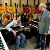 Strumenti musicali � Gi� nel 2013, intervistando i titolari dei negozi di strumenti musicali di Bari, registrammo un certo malessere del settore. Giuseppe Monachino ci disse: �Con internet abbiamo registrato un calo gigantesco nelle vendite, molti ragazzi ormai acquistano dal web�. Il commerciante, che possedeva un esercizio a Bari Vecchia dal 1948, ha chiuso poi nel 2019